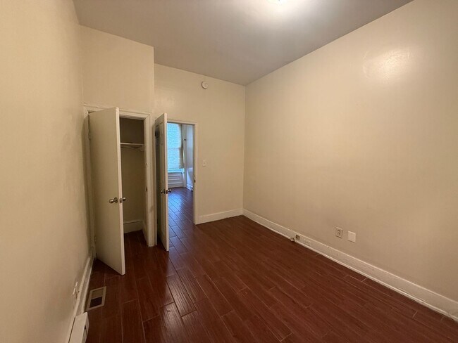 Building Photo - 1819 W Oxford St