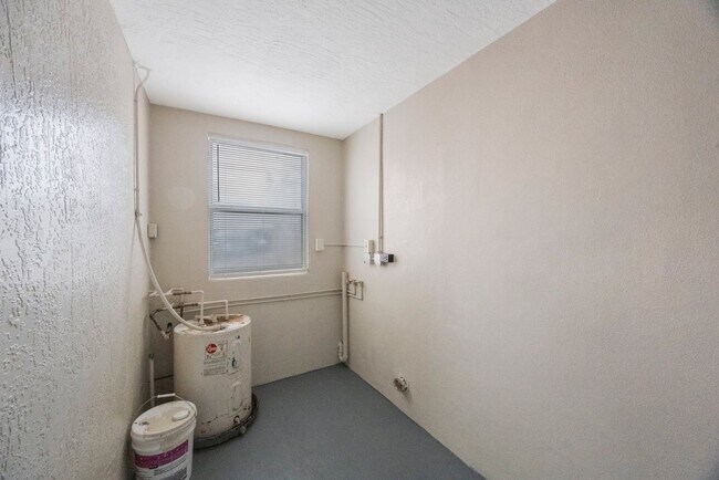 Building Photo - 1116 Upton Ct S