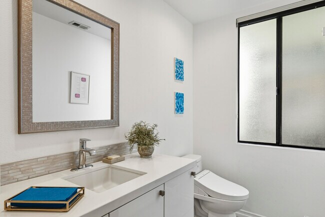 Building Photo - 1411 Via Isla