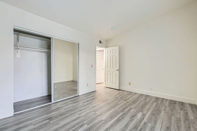 Building Photo - 2 bed/2 bath Spacious Condo for Rent