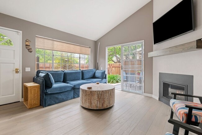 Building Photo - Fully Remodeled East Side Townhome – Furnished & Move-In Ready!