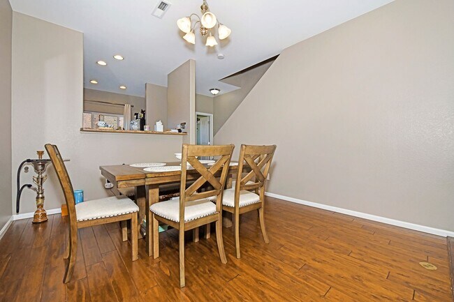 Building Photo - 2-Story Townhome - Excellent Condition- Oc...
