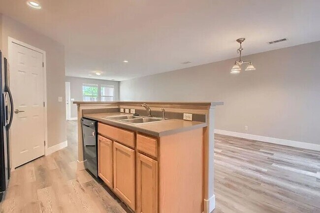 Building Photo - Beautiful 3 bedroom Townhome in Green Valley Ranch