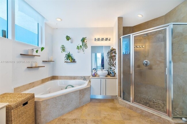 Building Photo - 700 NE 25th St