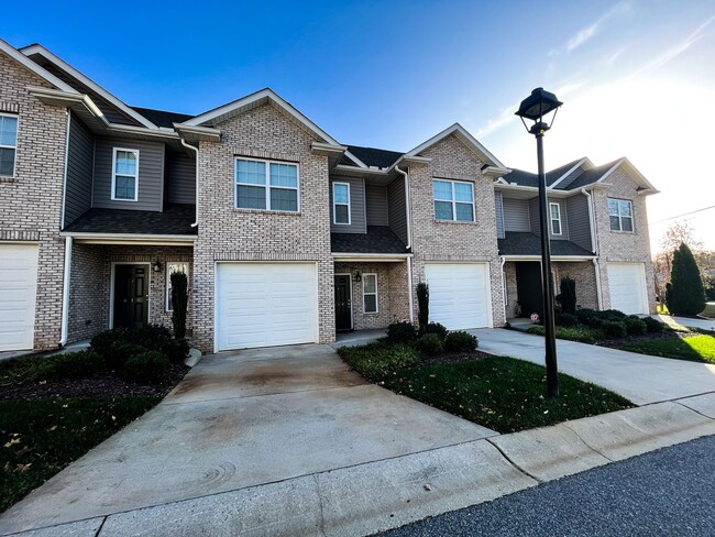 Building Photo - Cozy 3 bedroom, 2 1/2 bathroom townhome in...