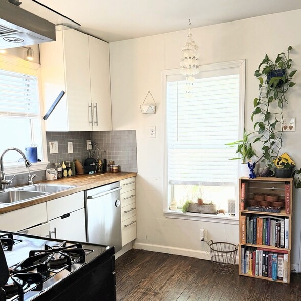 Building Photo - 3004 E 18th St