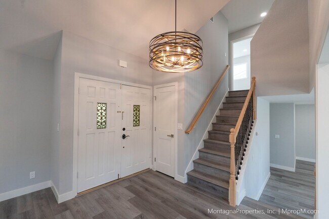 Building Photo - Spacious custom 4 bedroom home with pool and 2 car garage!