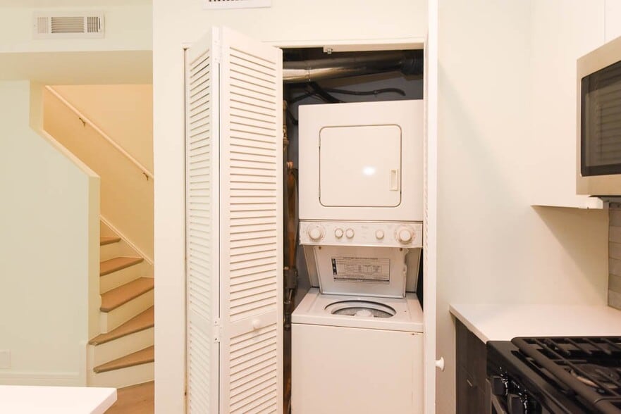 Building Photo - 949 W Grace St