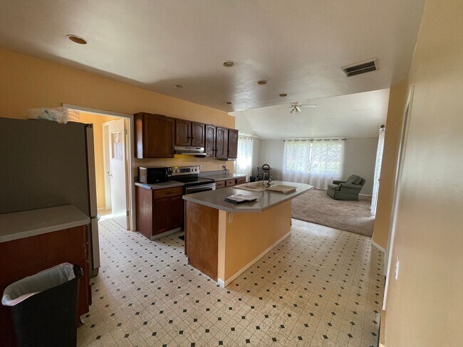 Building Photo - 3 bed farm house with 2 acres