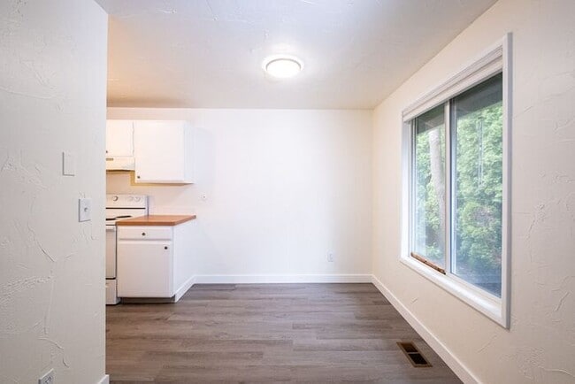 Building Photo - Milwaukie Duplex with Garage