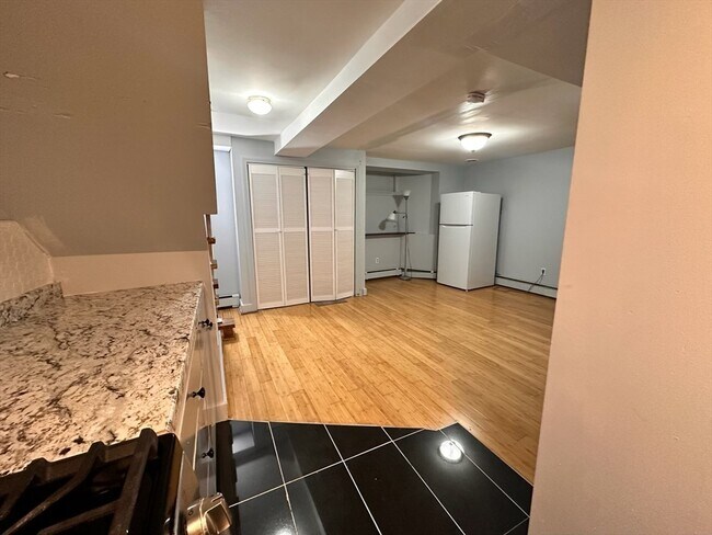 Building Photo - 474 E 7th St