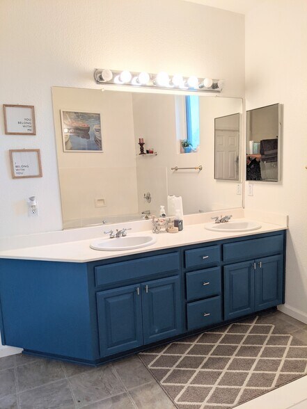 Building Photo - 464 Tower Hill Ave