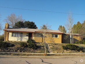 Building Photo - Great 3bdrm rancher with 1 car garage