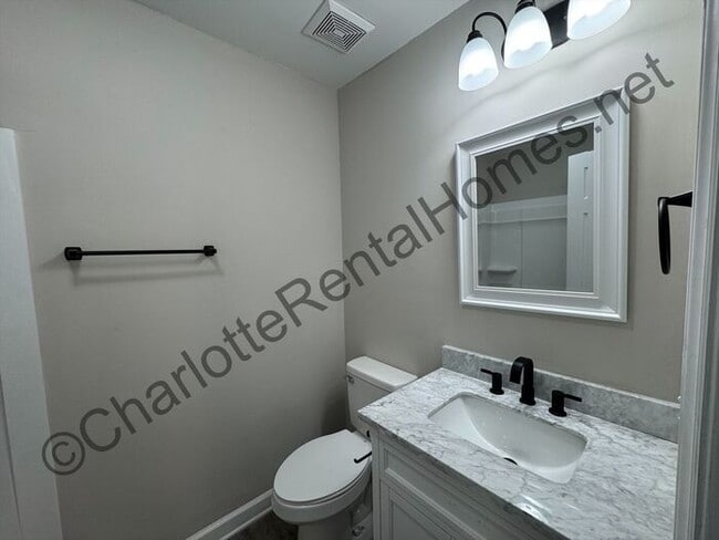 Building Photo - Newly remodeled home in Charlotte!