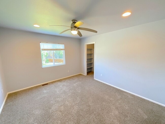 Building Photo - 6 Bedroom Home Available Near North Gate B...