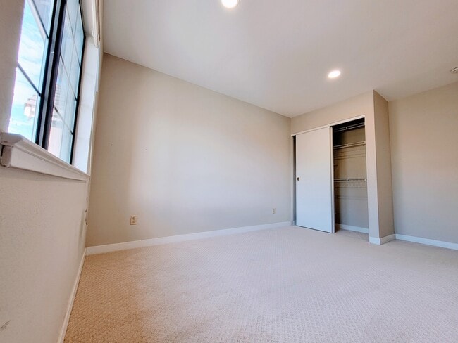 Building Photo - 3076 Fostoria Cir