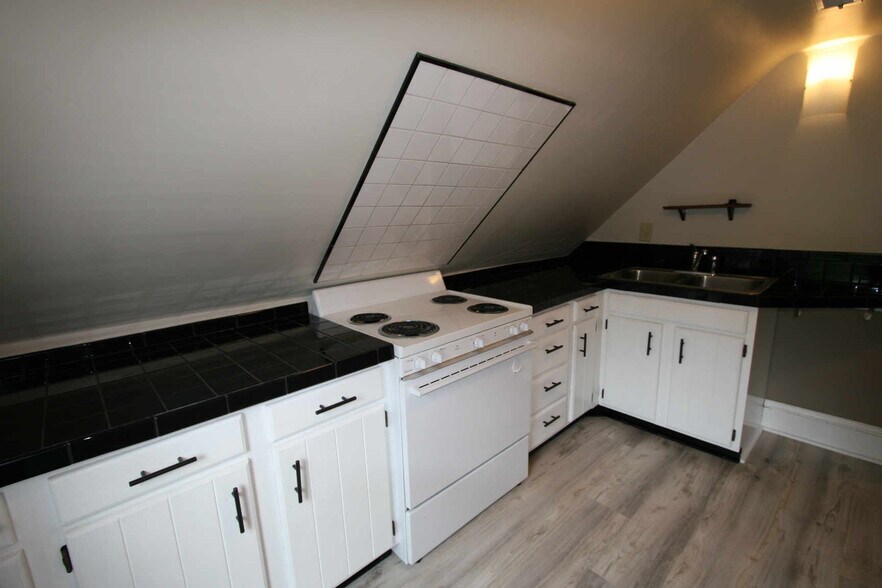 kitchen - 13842 Clifton Blvd