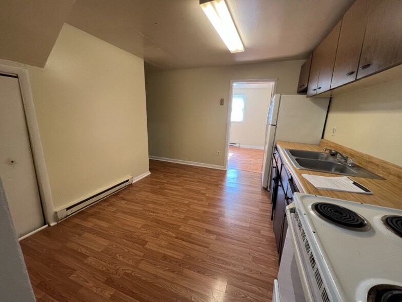 Building Photo - 403 Centre St