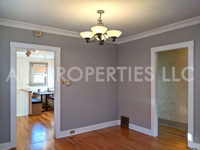 Building Photo - 557 S Race St