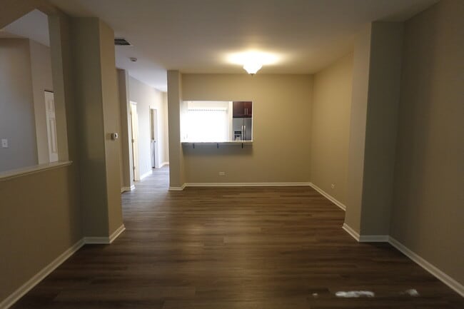 Building Photo - 1136 N Claremont Dr
