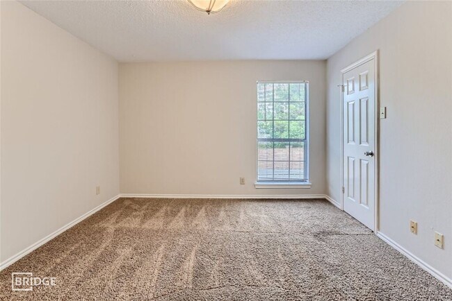 Building Photo - 16301 Ledgemont Ln