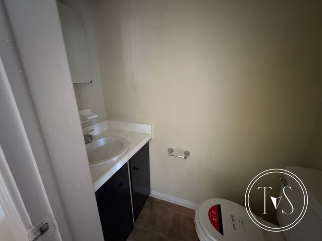Building Photo - RATE DROP ALERT (was $1300/month) and SUMM...
