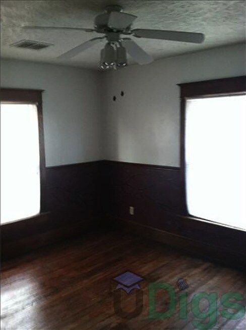 Building Photo - 2-Story House, 4Bed/2Bath, Garage, Washer/Dryer. Pet Friendly
