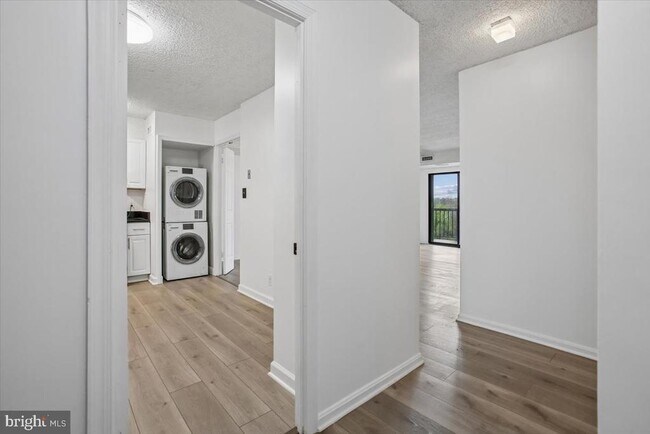 Building Photo - 3800 Powell Ln