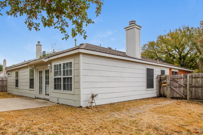 Building Photo - 1032 Springcreek Dr