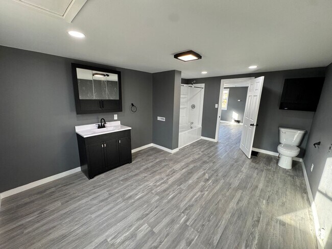 Building Photo - Updated 1-Bedroom Home with Garage!