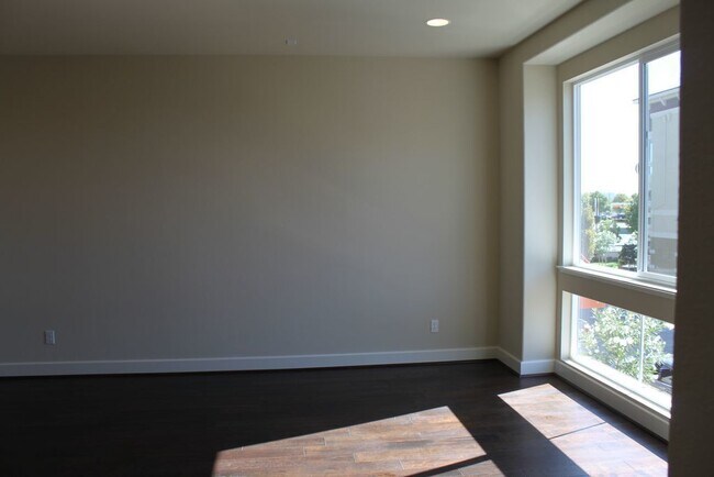 Building Photo - Luxury Town Home Available