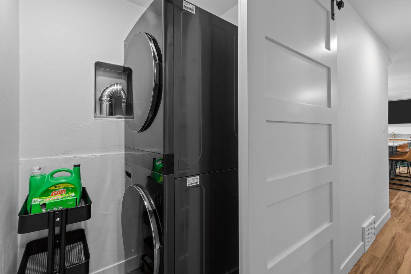 Building Photo - 1095 April Ln