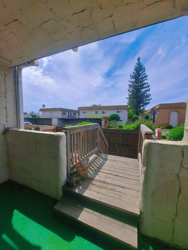 Building Photo - Beautiful 2 Bedroom Condominium Near Fashi...