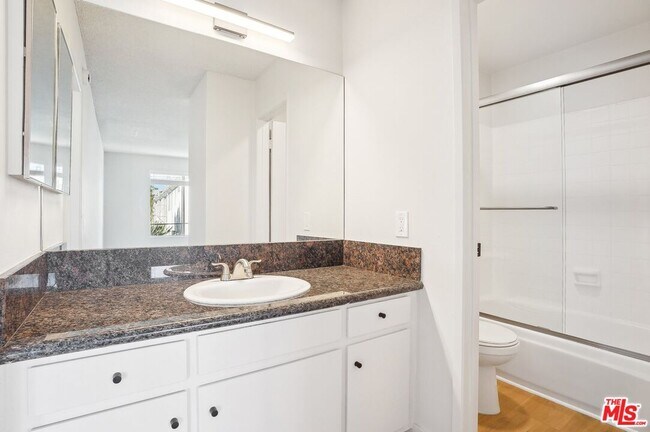 Building Photo - 1352 S Carmelina Ave