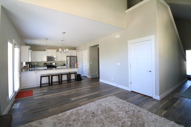 Building Photo - Beautiful 4 bed 3.5 bath townhome in Aspen...