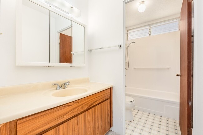 Building Photo - Mariner's Ridge SPACIOUS 4 bedroom, 3.5 ba...