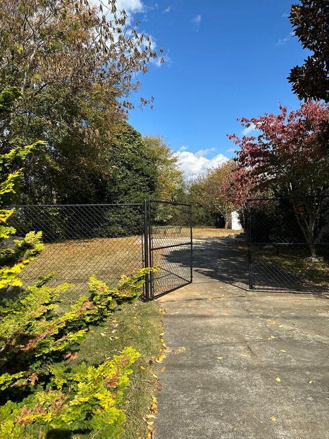 Building Photo - Village of West Greenville home with a large fenced yard!