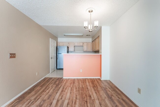 Building Photo - Single Story  2 bedroom and 2 bathroom Con...