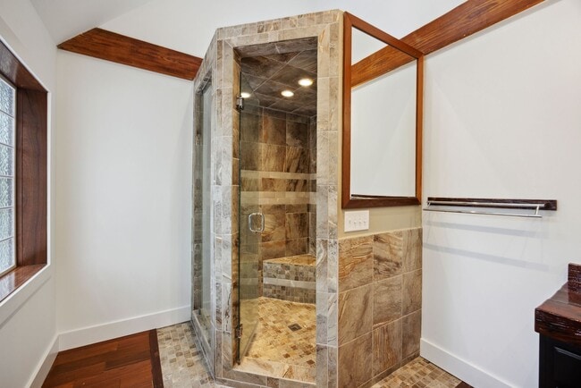 Building Photo - Available 6/15. Stunning, Fully-Rennovated...