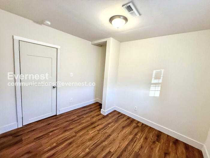 Building Photo - 203 9th Ave W