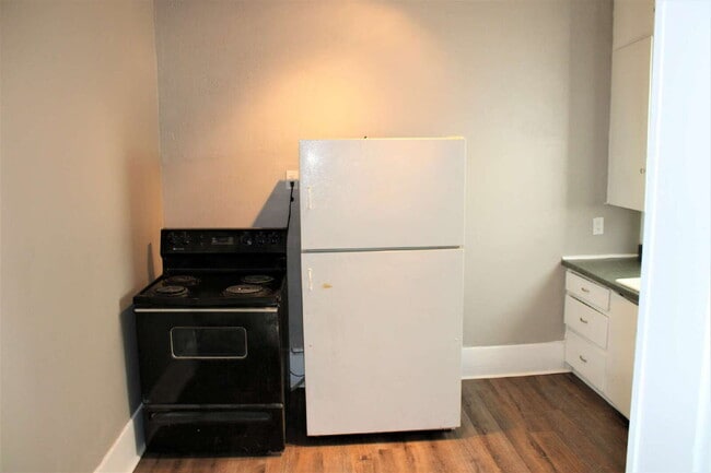 Building Photo - This remodeled charmer is close to Tech and ready for new tenants 7-15-26