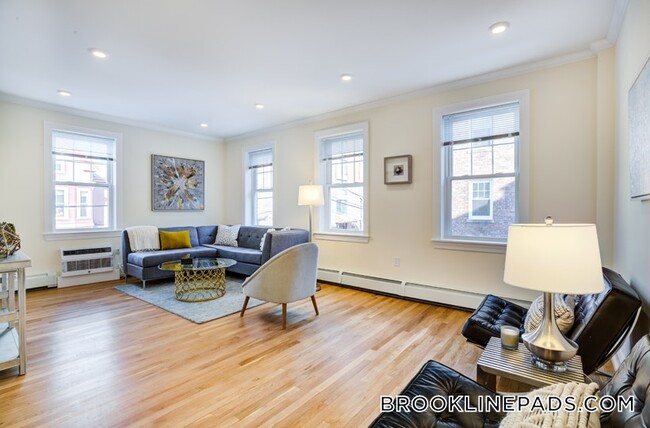 Building Photo - 1539 Beacon St