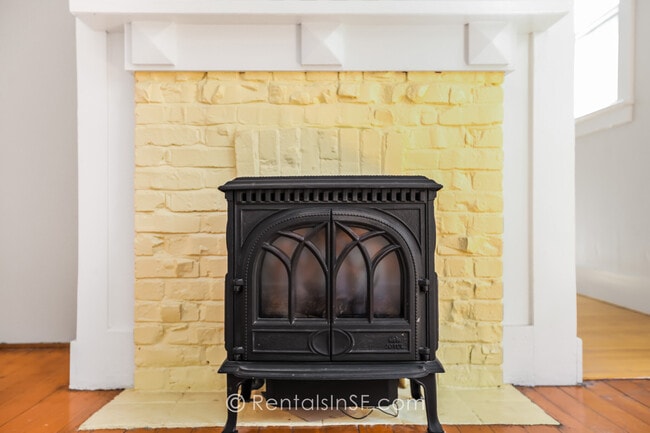 Building Photo - 360 Locust St