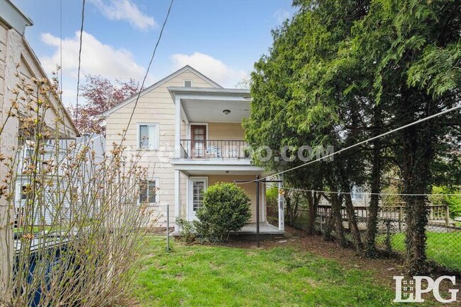 Building Photo - 2834 Sherbrooke Rd