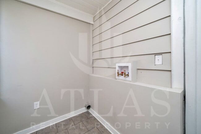 Building Photo - Spacious 3BR/2BA – 1,480 Sq Ft of Comforta...