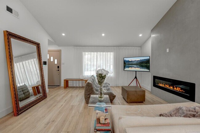 Building Photo - 3217 Oak Alley