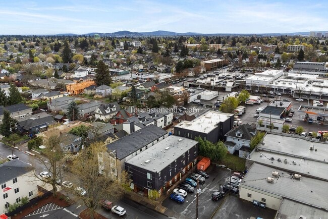 Building Photo - Contemporary 2 BD | 1.5 BA Apartment in The Heart of Northeast Portland