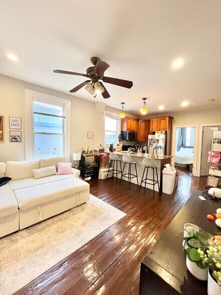 Building Photo - 717 Parker St