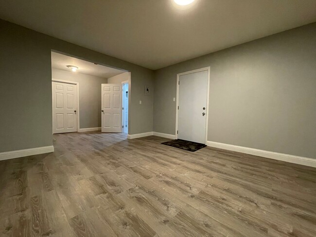 Building Photo - Newly Remodeled 2-Bedroom Home in Sacramento!