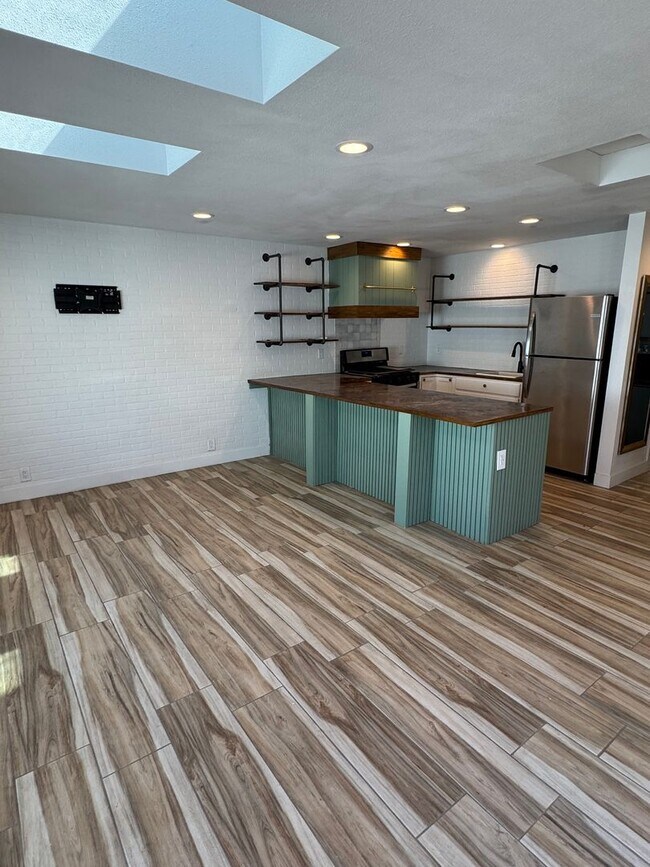 Building Photo - Cozy Carson Back House with Skylights & Washer/Dryer